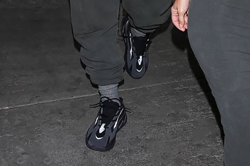 Kanye West 上腳曝光 YEEZY Wave Runner 700 全新配色