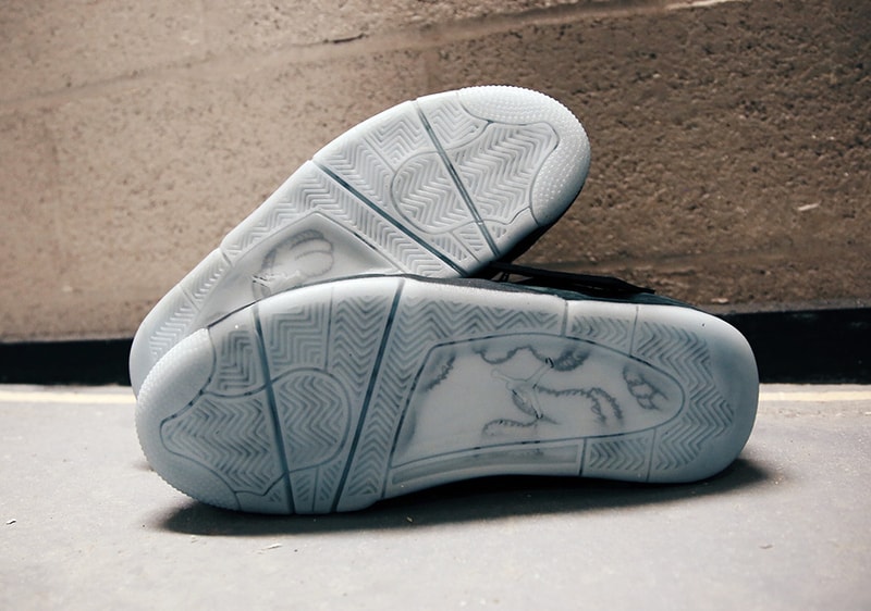 近覽 KAWS x Air Jordan 4 全新黑色版本