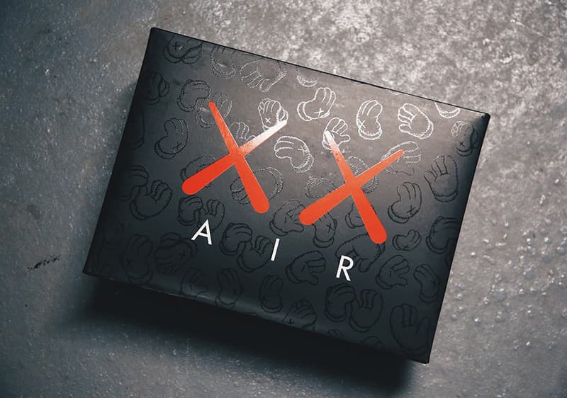 近覽 KAWS x Air Jordan 4 全新黑色版本