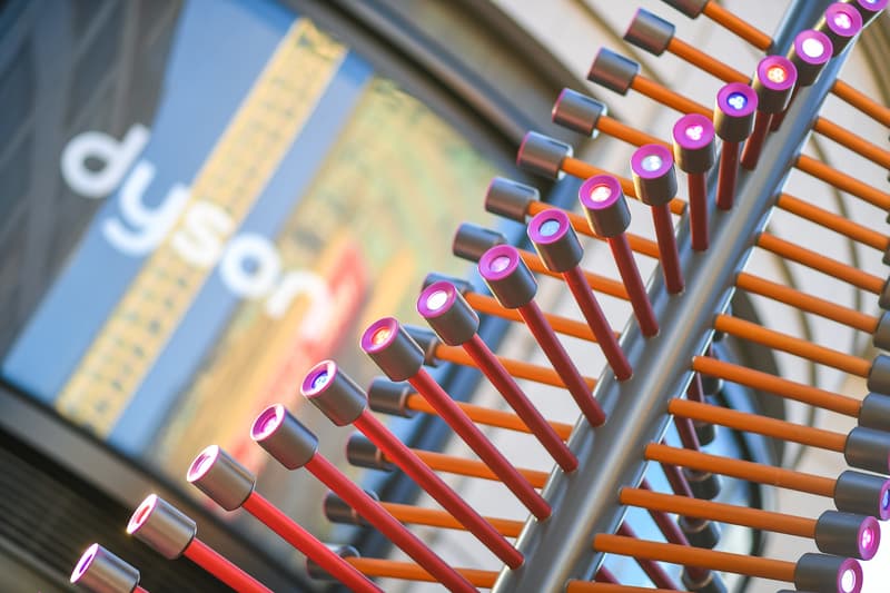 Dyson 以自家科技产品打造 10 米高「圣诞树」