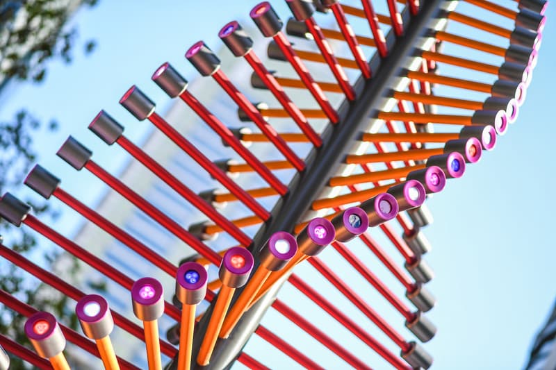 Dyson 以自家科技产品打造 10 米高「圣诞树」