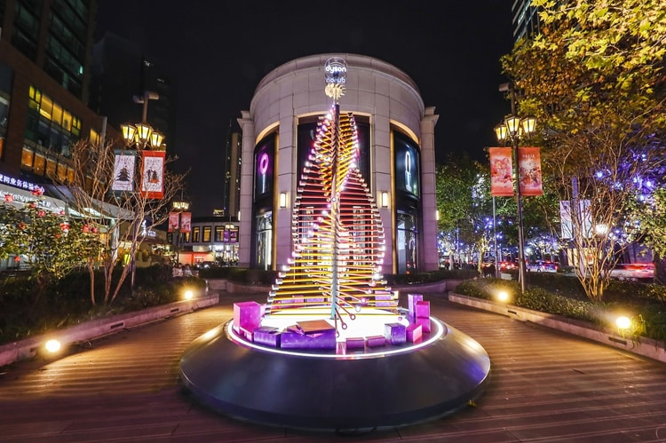 Dyson 以自家科技产品打造 10 米高「圣诞树」