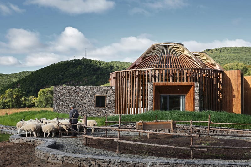 吳彥祖參與設計 - 蒙古包揉合現代建築美學之「木蘭坊」