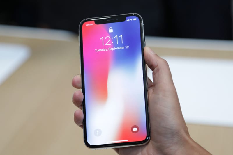CES 2018 展會中最「奇趣」的 iPhone X 配件