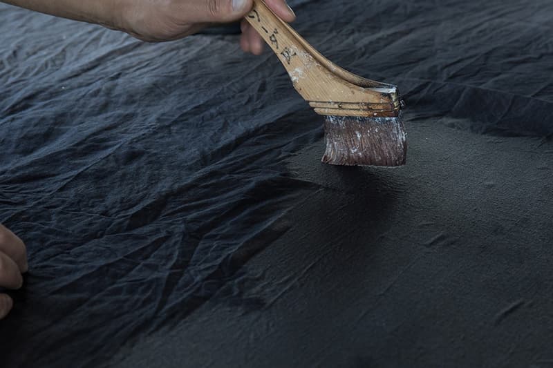 visvim 展现「 Albumen Coated Hemp Cloth」制衣工艺