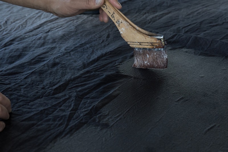 visvim 展现「 Albumen Coated Hemp Cloth」制衣工艺