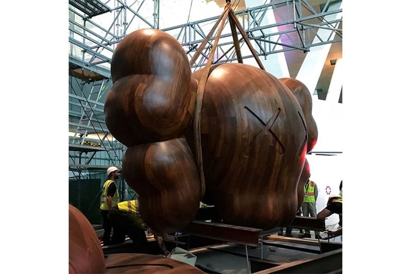 全新 KAWS 巨型雕塑正在卡塔尔搭建中