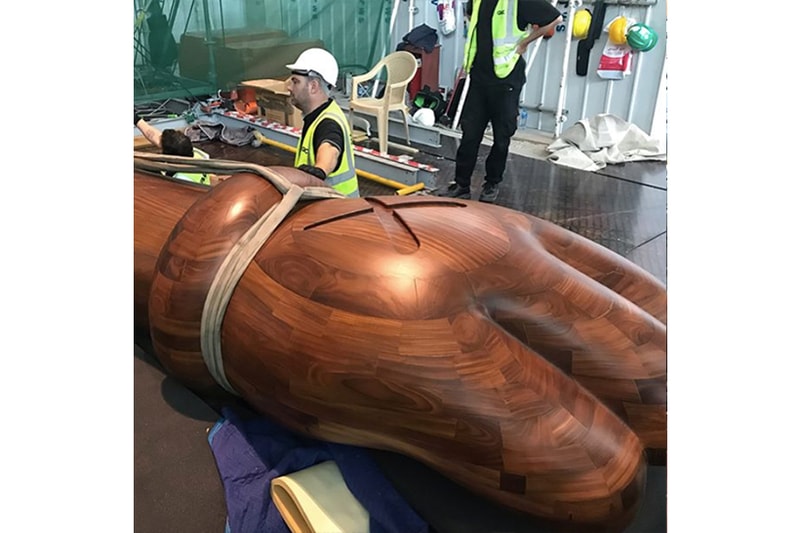 全新 KAWS 巨型雕塑正在卡塔尔搭建中