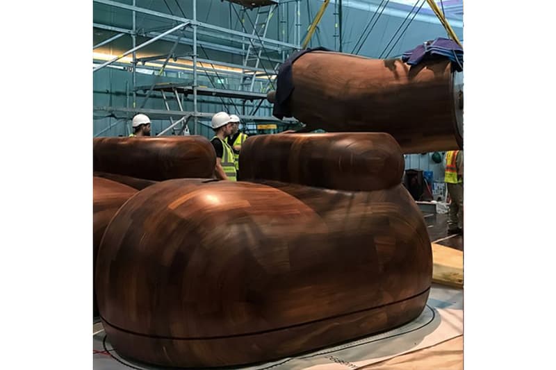 全新 KAWS 巨型雕塑正在卡塔尔搭建中