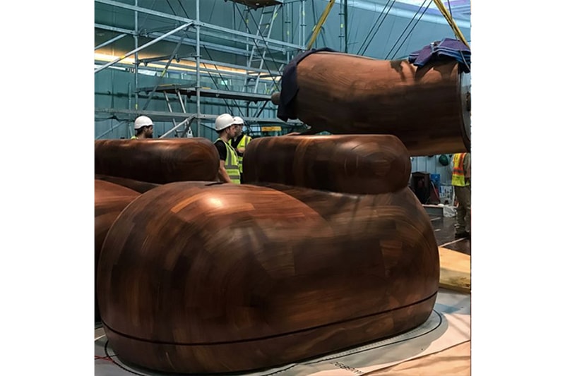 全新 KAWS 巨型雕塑正在卡塔尔搭建中