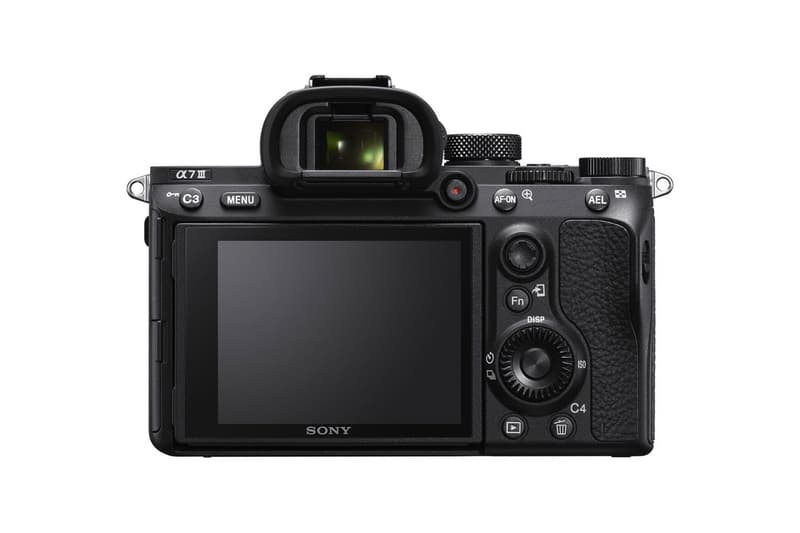SONY 发布超长續航無反相機 A7 III