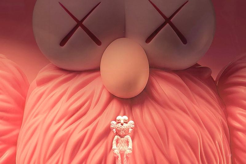 粉色版「KAWS: BFF」搪膠公仔將於下周正式發售