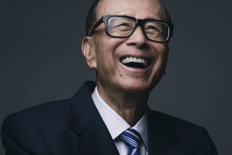  香港首富李嘉誠正式宣布退休