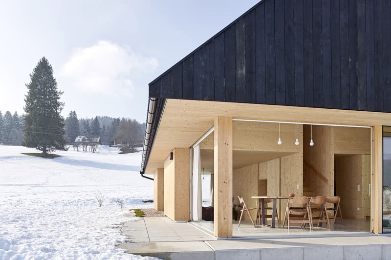 走进奥地利北部群山环绕的极简住宅「House With Gable」