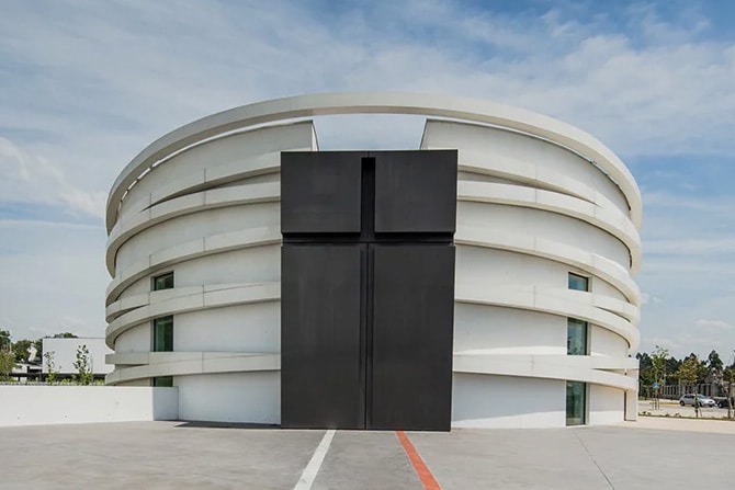 走進建築設計師 Hugo Correia 於葡萄牙打造的現代教堂 S. Tiago de Antas