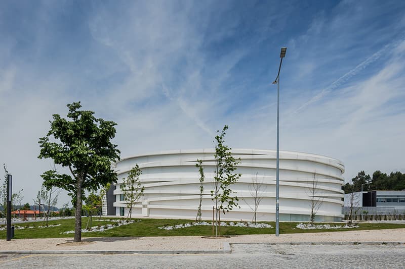 走進建築設計師 Hugo Correia 於葡萄牙打造的現代教堂 S. Tiago de Antas