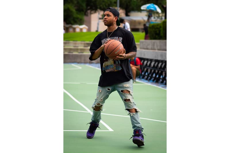 Travis Scott x Air Jordan 4 紫色版本實物細節曝光