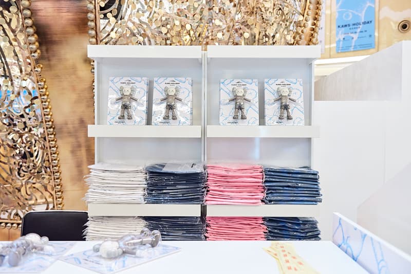 直擊 KAWS 水上漂浮雕塑作品「KAWS:HOLIDAY」期間限定店開幕盛況