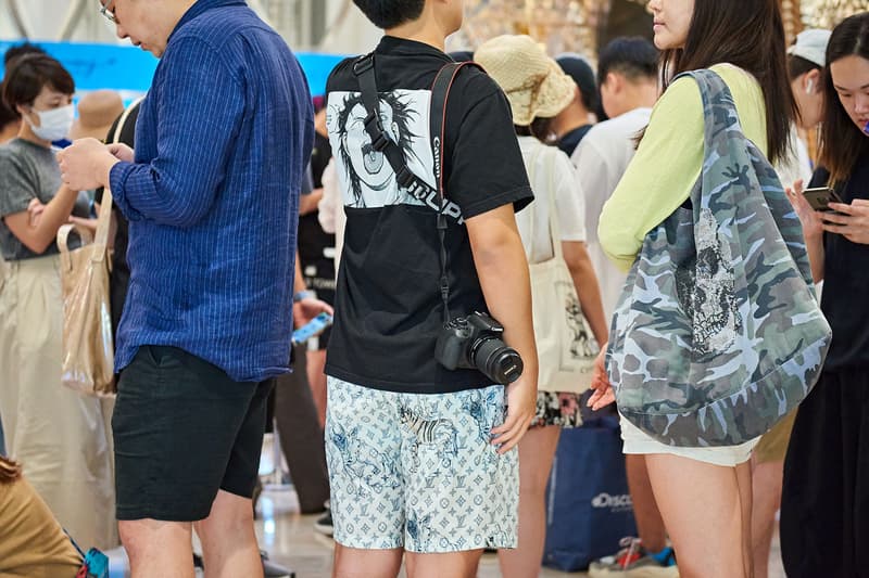 直擊 KAWS 水上漂浮雕塑作品「KAWS:HOLIDAY」期間限定店開幕盛況