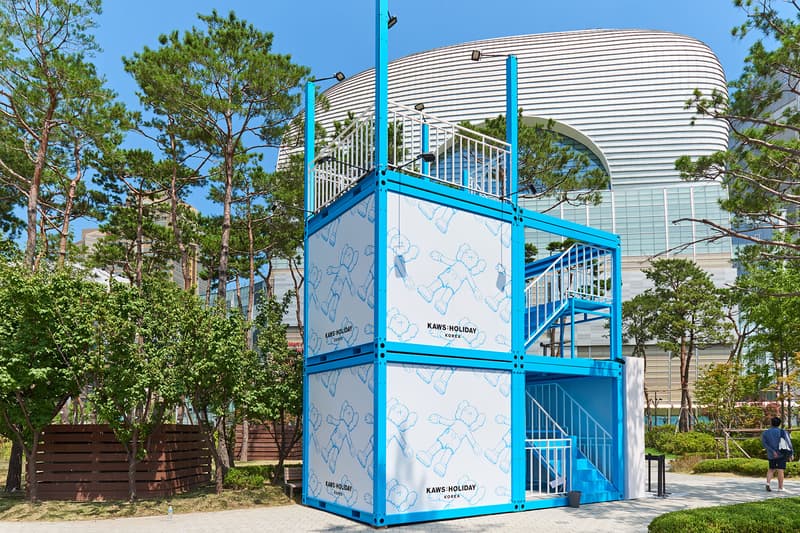 直擊 KAWS 水上漂浮雕塑作品「KAWS:HOLIDAY」期間限定店開幕盛況