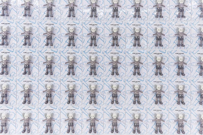 直擊 KAWS 水上漂浮雕塑作品「KAWS:HOLIDAY」期間限定店開幕盛況