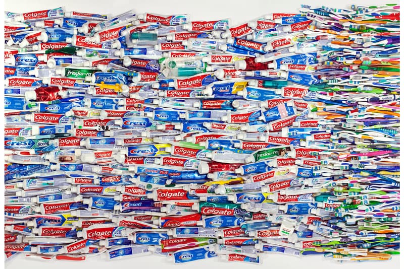 美國海關清潔工 Tom Kiefer 举办無證移民「被沒收個人物品」主題展