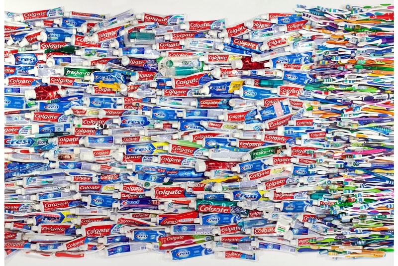 美國海關清潔工 Tom Kiefer 举办無證移民「被沒收個人物品」主題展