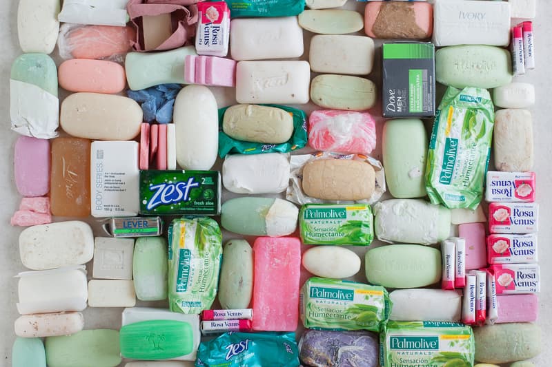 美國海關清潔工 Tom Kiefer 举办無證移民「被沒收個人物品」主題展