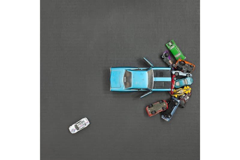 美國海關清潔工 Tom Kiefer 举办無證移民「被沒收個人物品」主題展