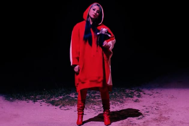 韓國版《VOGUE》找來 CL 為「KAWS:HOLIDAY」展覽造勢