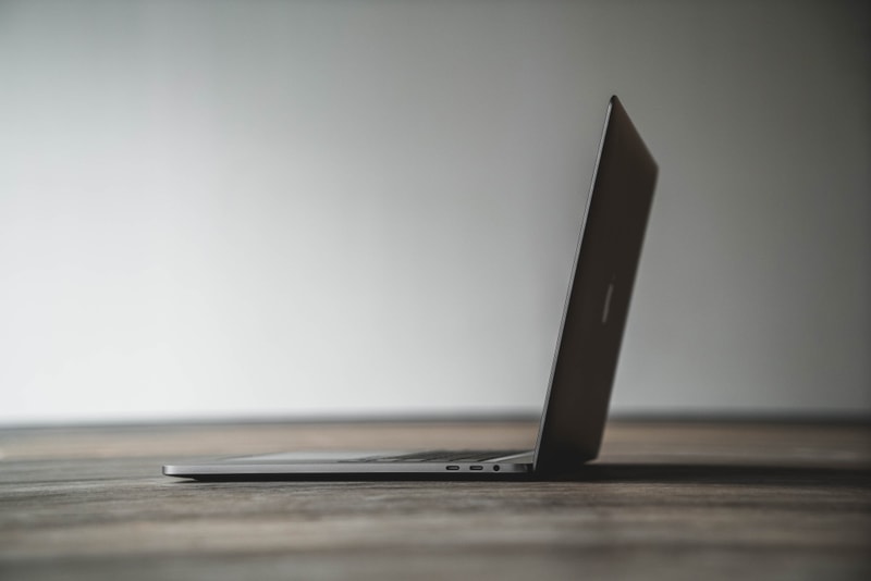 Apple 2018 年版 MacBook Pro 開箱近賞