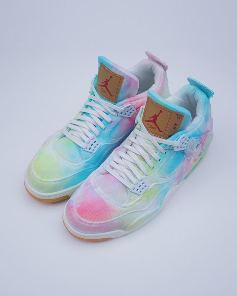 Larry Luk 打造 Levi's x Air Jordan 4 扎染定製版本