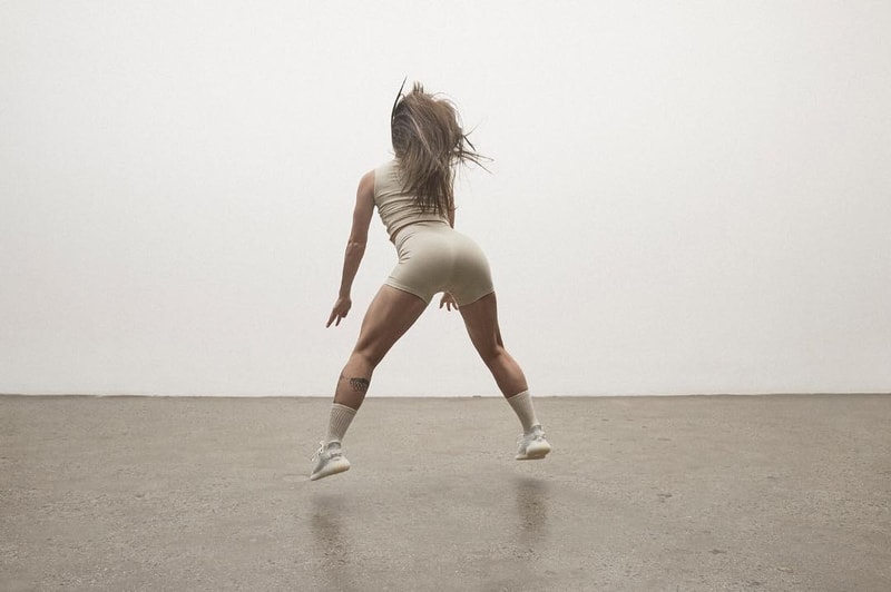 Rita Minissi 為 YEEZY BOOST 350 V2「Triple White」打造全新 Lookbook