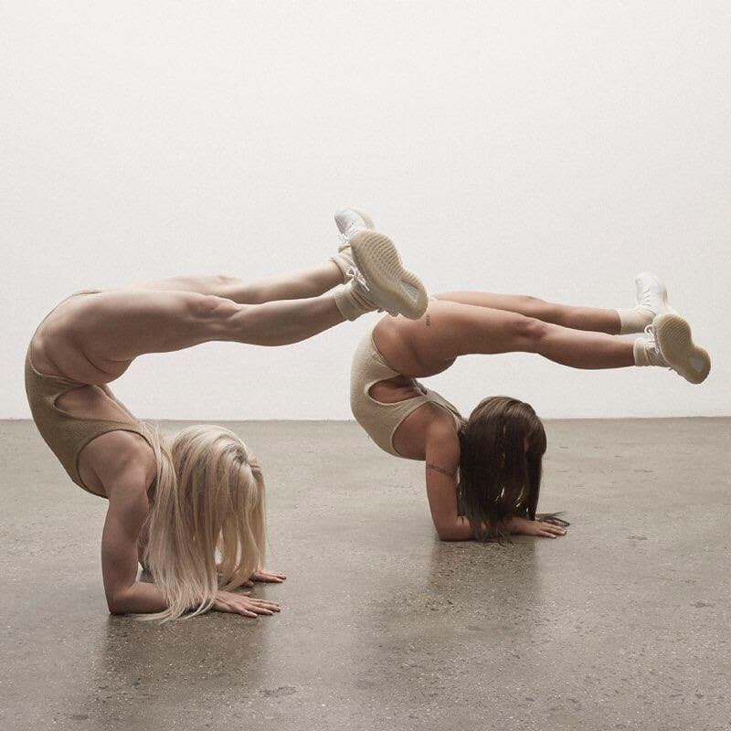 Rita Minissi 為 YEEZY BOOST 350 V2「Triple White」打造全新 Lookbook