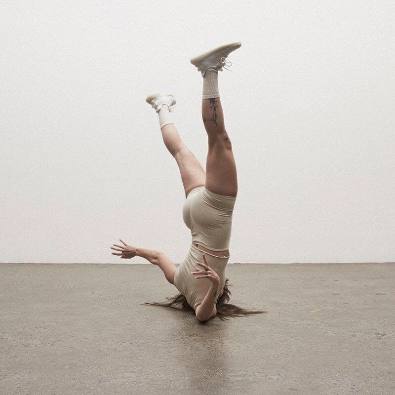 Rita Minissi 為 YEEZY BOOST 350 V2「Triple White」打造全新 Lookbook