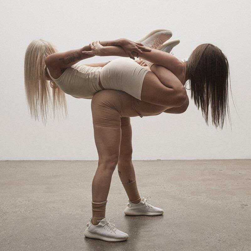 Rita Minissi 為 YEEZY BOOST 350 V2「Triple White」打造全新 Lookbook