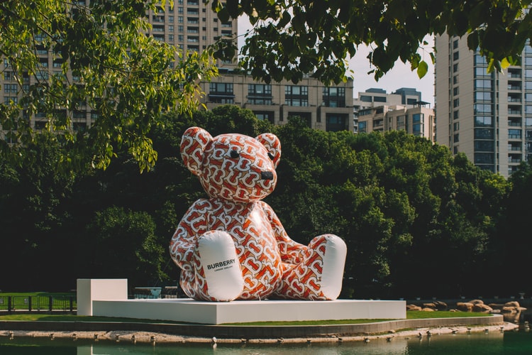 Burberry 全新「Thomas Burberry」Monogram 裝置現身上海