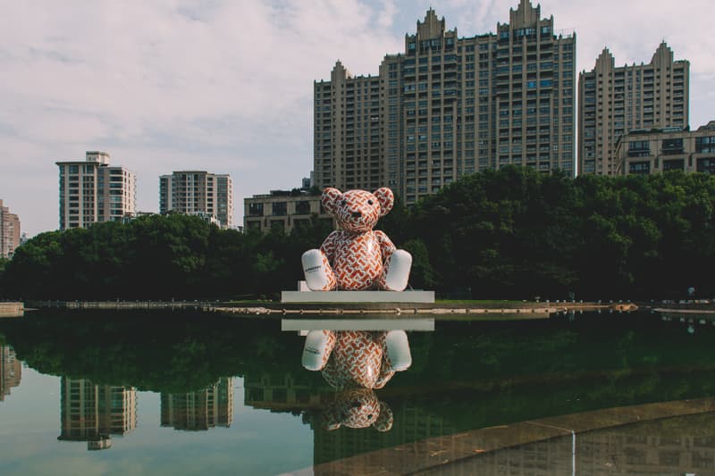 Burberry 全新「Thomas Burberry」Monogram 裝置現身上海