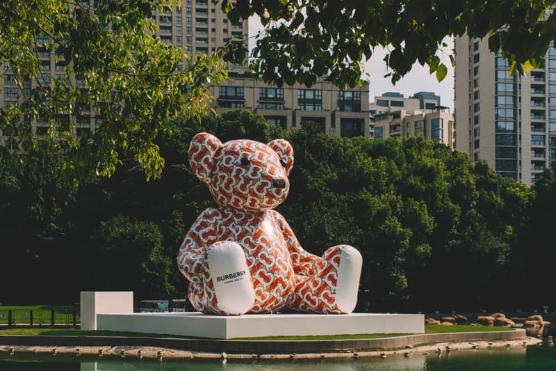 Burberry 全新「Thomas Burberry」Monogram 裝置現身上海