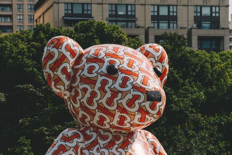 Burberry 全新「Thomas Burberry」Monogram 裝置現身上海