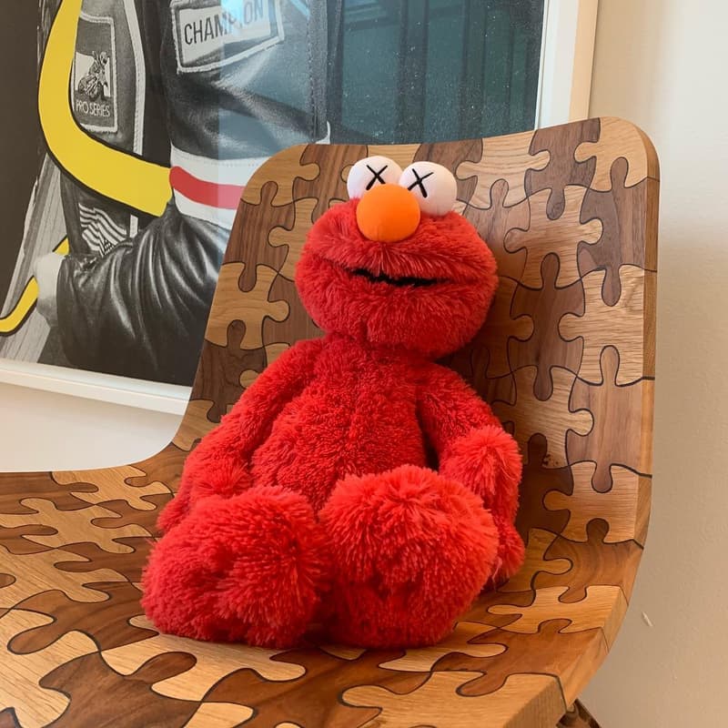 KAWS 曝光全新《Sesame Street》Elmo 毛絨公仔