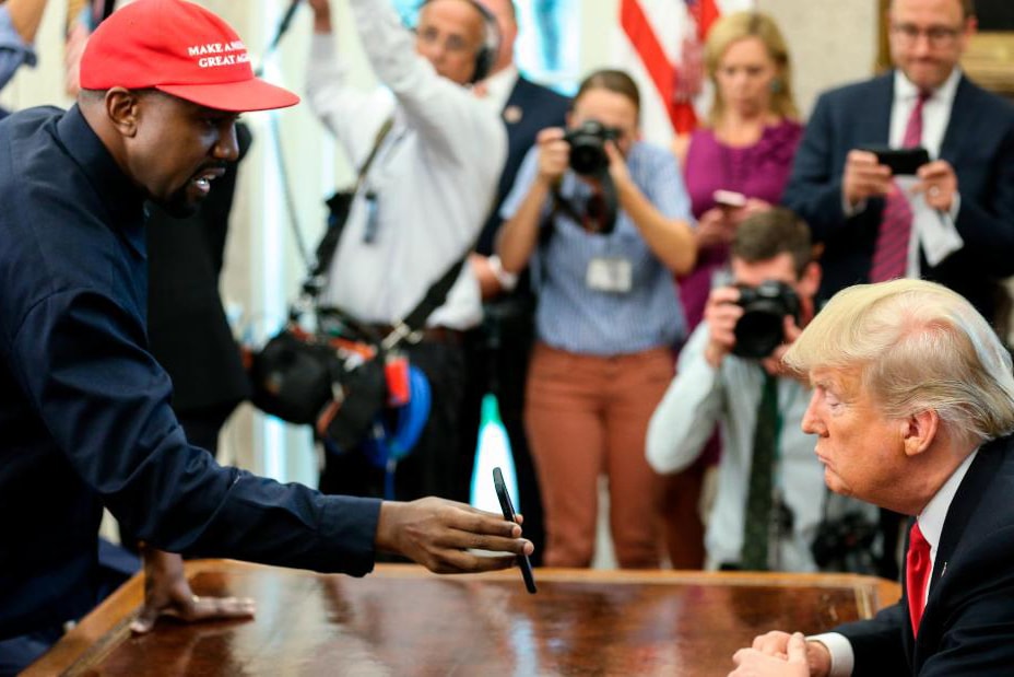 Kanye West 於白宮會面 Donald Trump 時意外曝光手機解鎖密碼