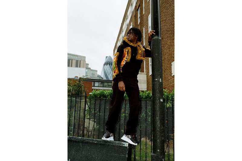 Versace 於倫敦街頭打造注目鞋款 Chain Reaction 之造型特輯