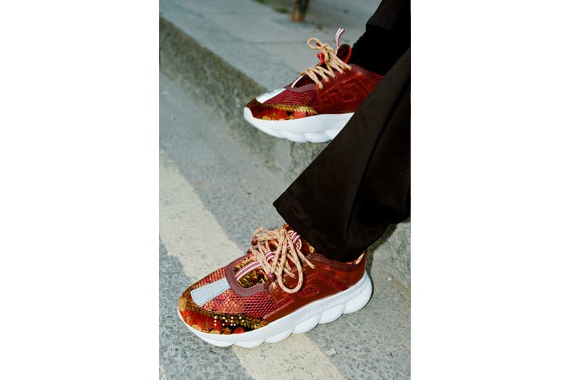 Versace 於倫敦街頭打造注目鞋款 Chain Reaction 之造型特輯