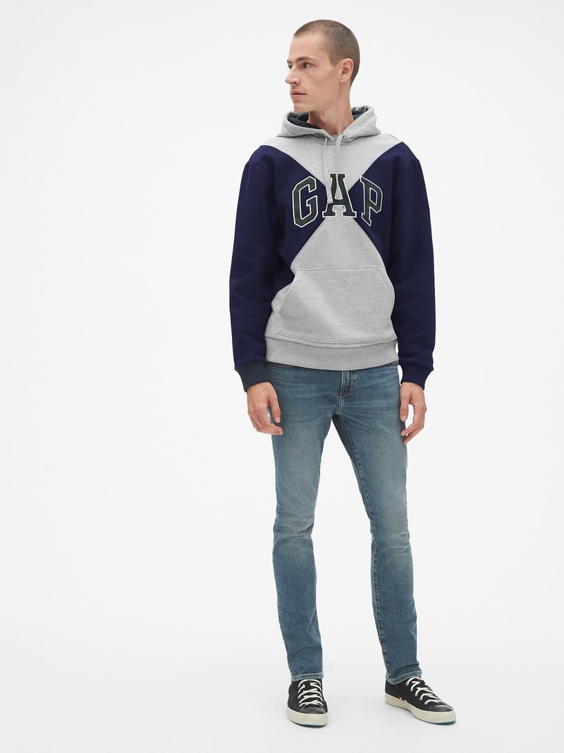 GAP 再度攜手《GQ》推出限量版别注系列 