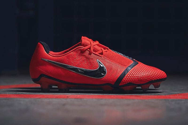 Nike 推出全新 PhantomVNM 足球靴