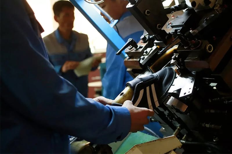 走進朝鲜山寨球鞋生產工廠