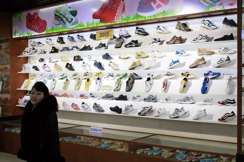 走進朝鲜山寨球鞋生產工廠