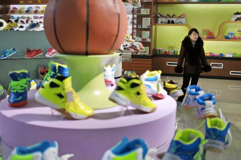 走進朝鲜山寨球鞋生產工廠