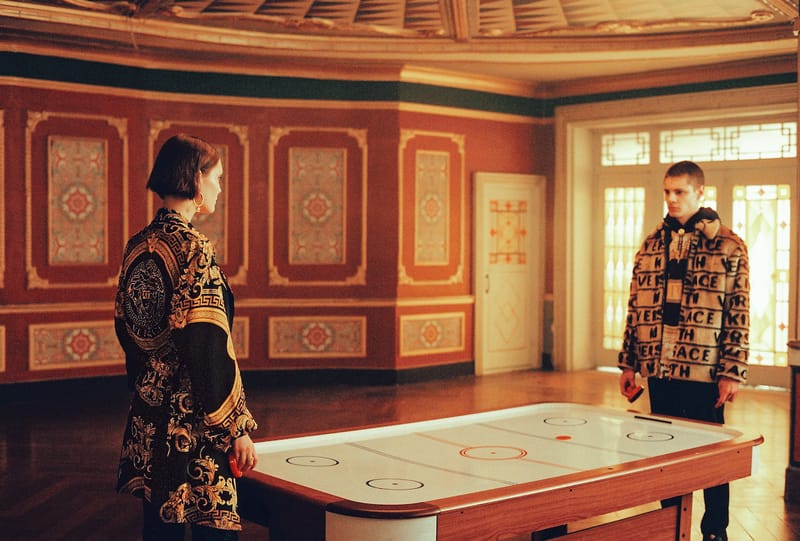 为表现奢华与街头融合的玩乐精神，HYPEBEAST 带 KITH x VERSACE 玩起了桌上冰球